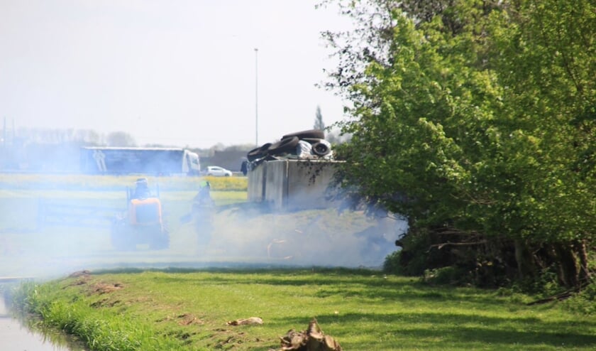 • De brand zorgt voor veel rookontwikkeling.