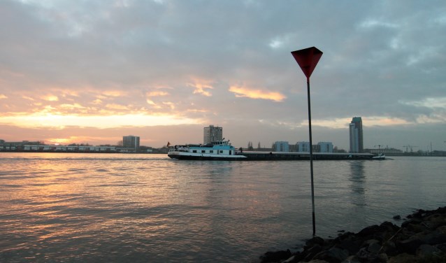 • Binnenvaartschip op de Lek.