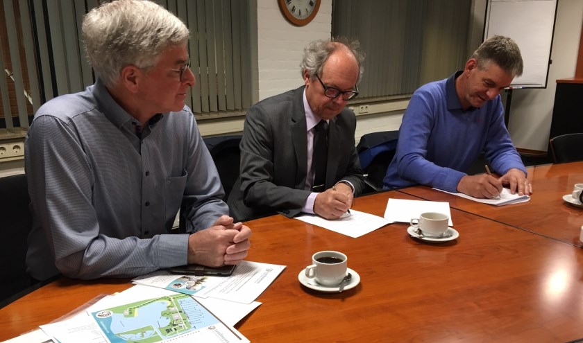 • Jos van Gent (rechts) en wethouder Jan-Hein de Vreede ondertekenen de afspraken over het toezicht, onder toeziend oog van Kees de Jong.