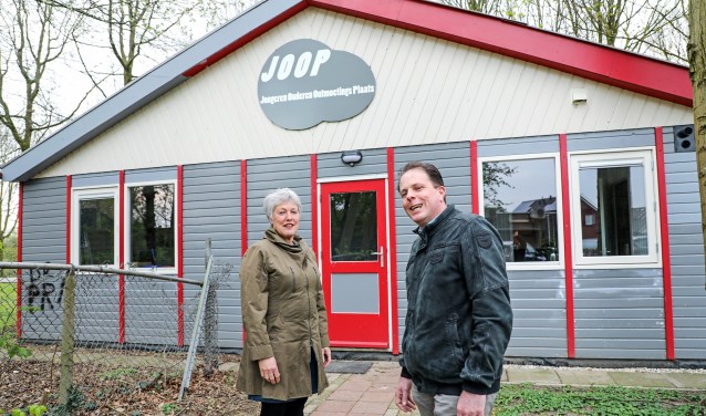 • Leny Louwerse en voorzitter Marcel Baijense van de Dorpsraad voor 'JOOP'.