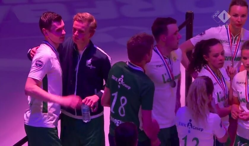 • De spelers van PKC zoeken troost bij elkaar na de verloren finale.