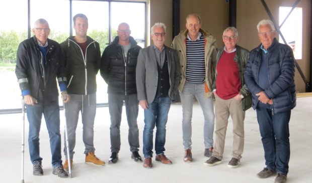 • De bouwcommissie van SV Meerkerk in het nieuwe complex.