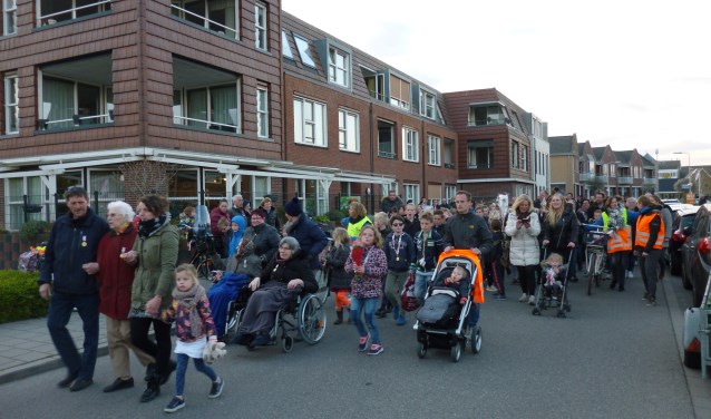 • De oudere en jongeren in de optocht achter de fanfare.