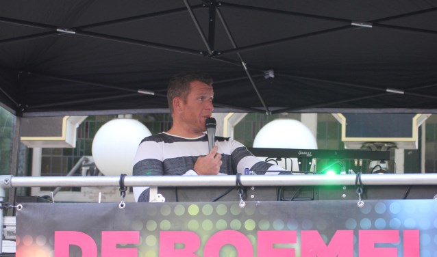 • Ferdi Hamilton praat de boel gezellig aan elkaar, net als tijdens de Bommelweek.