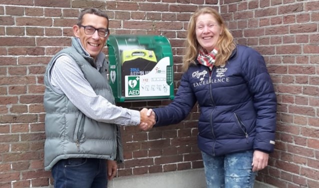 • Ouderling Borsje en Hanneke de Koster met de AED.