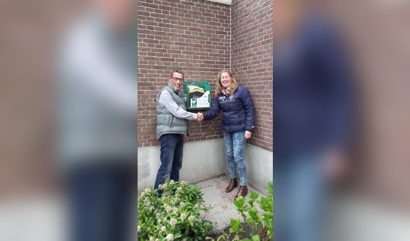 • Ouderling Borsje en Hanneke de Koster met de AED.