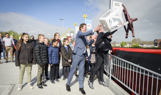 • Met het gooien van afval openen wethouder Janssen en Gertjan de Waard van HVC het afvalbrengstation.