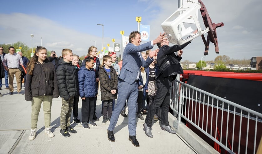 • Met het gooien van afval openen wethouder Janssen en Gertjan de Waard van HVC het afvalbrengstation.