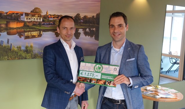 • Cheque voor stichting SpreekSmakelijk.