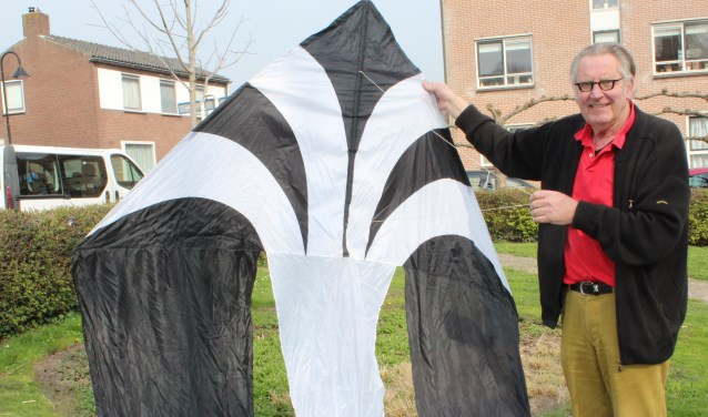 • Volkert Jansen met een van zijn vliegers.