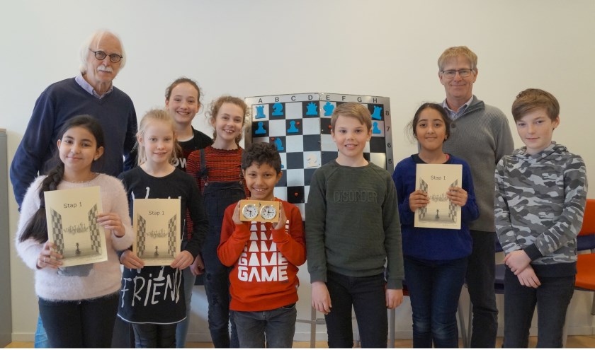 • De kinderen krijgen een certificaat als bewijs dat ze schaakles hebben gehad.
