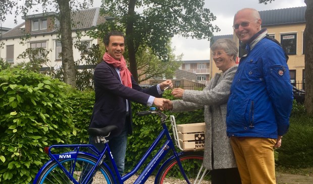 • De heer en mevrouw Traxel kunnen per NVM-fiets hun nieuwe woonomgeving gaan verkennen.