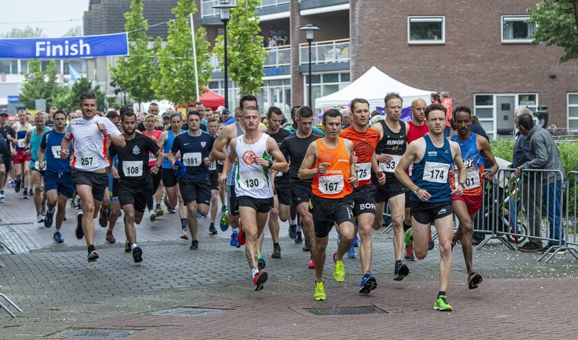 • Het pak lopers vanaf de start.