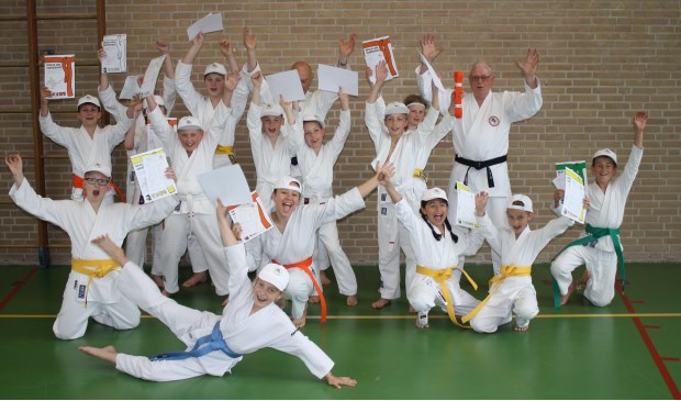 • De geslaagden bij karateschool Bezemer.