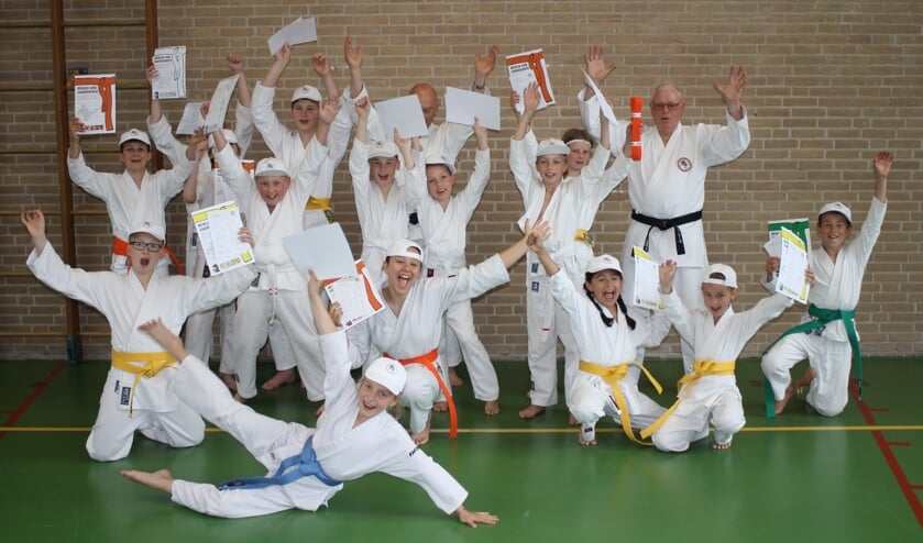 • De geslaagden bij karateschool Bezemer.