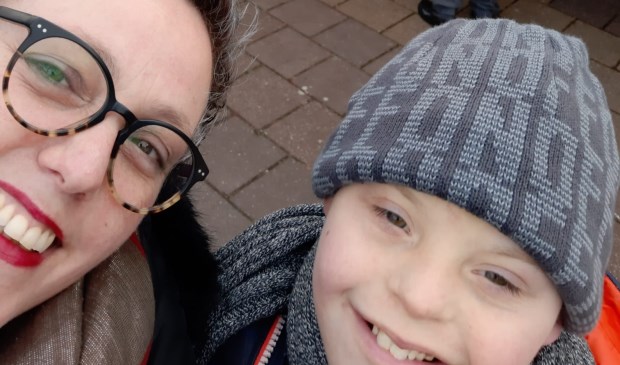 • Karin de Jong met jaar zoon Lars.