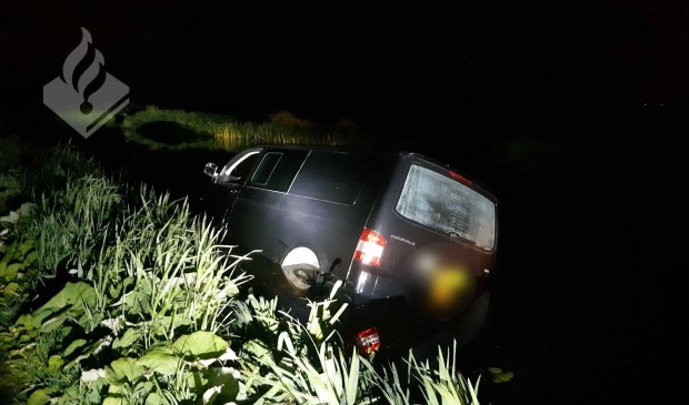 • De automobilist reed het water in naast de Kadijk in Bergambacht.