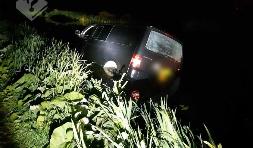 • De automobilist reed het water in naast de Kadijk in Bergambacht.