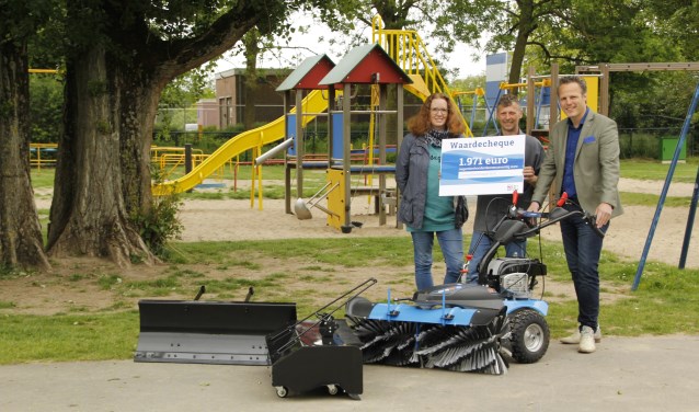 • Wethouder Van Stappershoef kwam de veegmachine meteen even uitproberen.