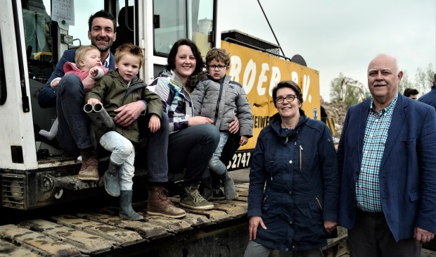 • Het slaan van de paal, met v.l.n.r. Bregje, Leonard, Tibbe, Geesje, Jens, Anke en Arie de Leeuw.