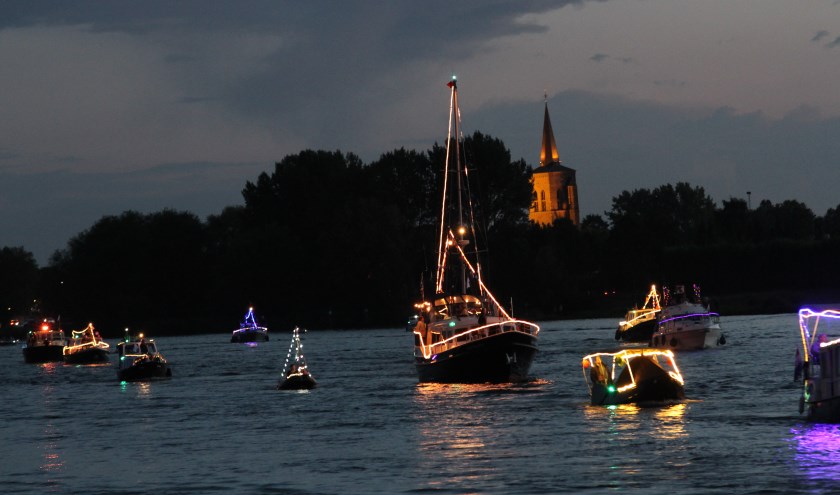 • De verlichte scheepjes op de Afgedamde Maas in 2017.