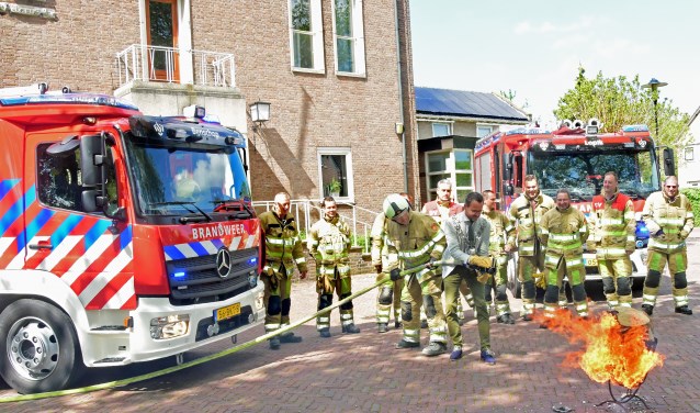 • Burgemeester Laurens de Graaf test de nieuwe brandweerwagen uit.