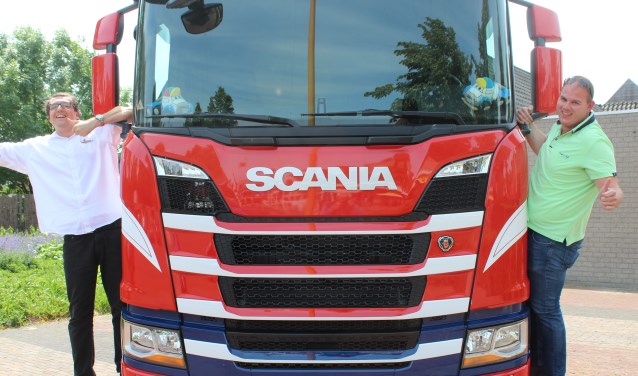 • Johan Goudriaan (r) met Truckrun-deelnemer Max.