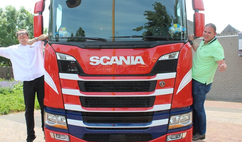 • Johan Goudriaan (r) met Truckrun-deelnemer Max.
