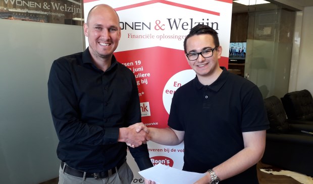 • Yordi Vos geflankeerd door Lennart Veldhuijzen, mededirecteur RegioBank - Wonen & Welzijn, bij ondertekening van het sponsorcontract.