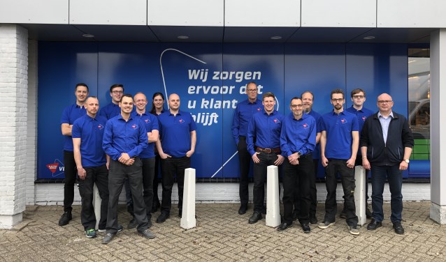 Het team van Electro World Veen in de nieuwe bedrijfskleding.