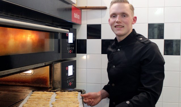 • Luuk Schaper bezig met het maken van luxe koekjes.