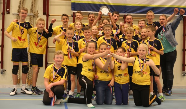 • Groepsfoto van de kampioenen.