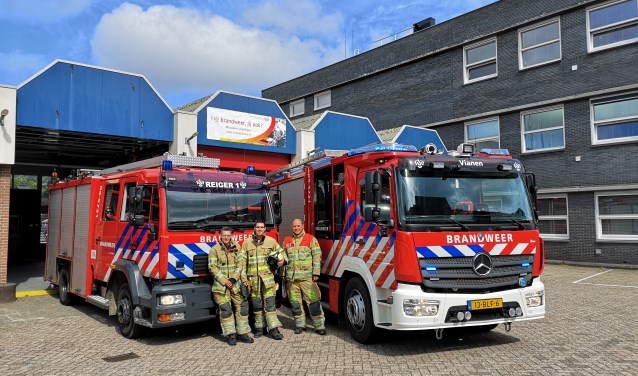 • Marco Vriens, Jasper Invernizzi en Nikolaj van Collenburg met rechts de nieuwe tankautospuit.
