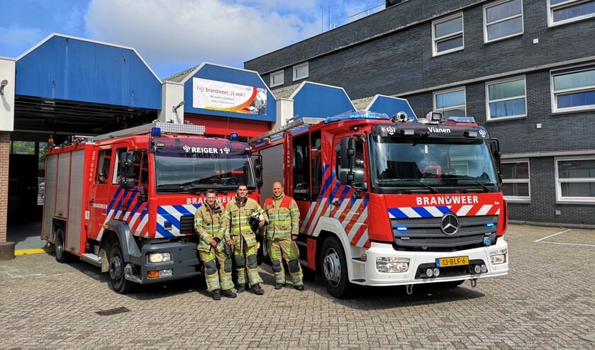 • Marco Vriens, Jasper Invernizzi en Nikolaj van Collenburg met rechts de nieuwe tankautospuit.