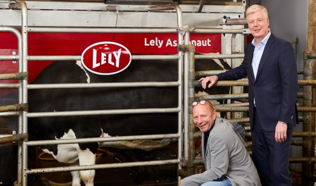 • Karel van den Berg (hurkend) en Alexander van der Lely.