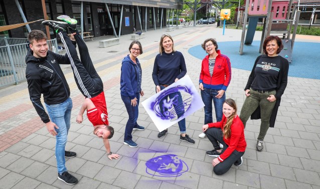 • Teamleden van Welzijn Bommelerwaard en Spel&. Eugenie Kaspori houdt de mal met het nieuwe logo vast.