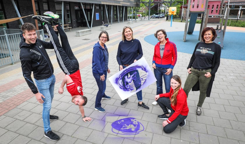 • Teamleden van Welzijn Bommelerwaard en Spel&. Eugenie Kaspori houdt de mal met het nieuwe logo vast.