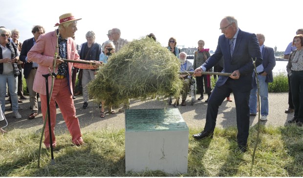 • De onthulling gedicht van Ton Delemarre.