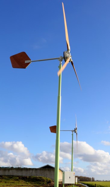 • In Streefkerk staat een kleine windturbine die wél aan een ruilverkavelingslint is geplaatst.