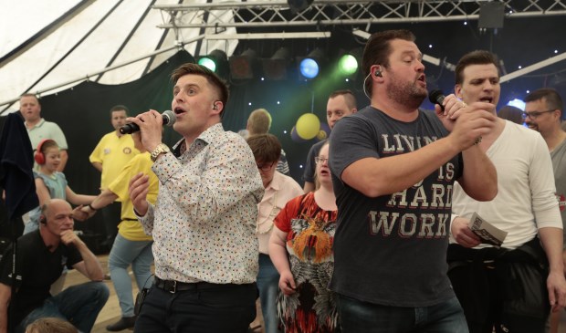 • Shamajo VIP concert 12 mei 2018 met links Danny Smoorenburg en rechts Frans Duijts.