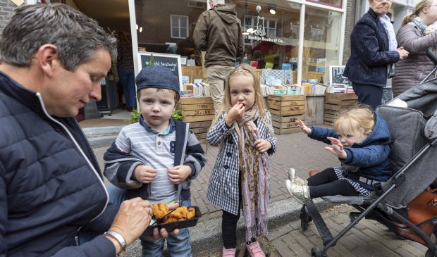 Het Woerkums kampioenschap visbakken trok weer veel bezoekers naar Woudrichem.