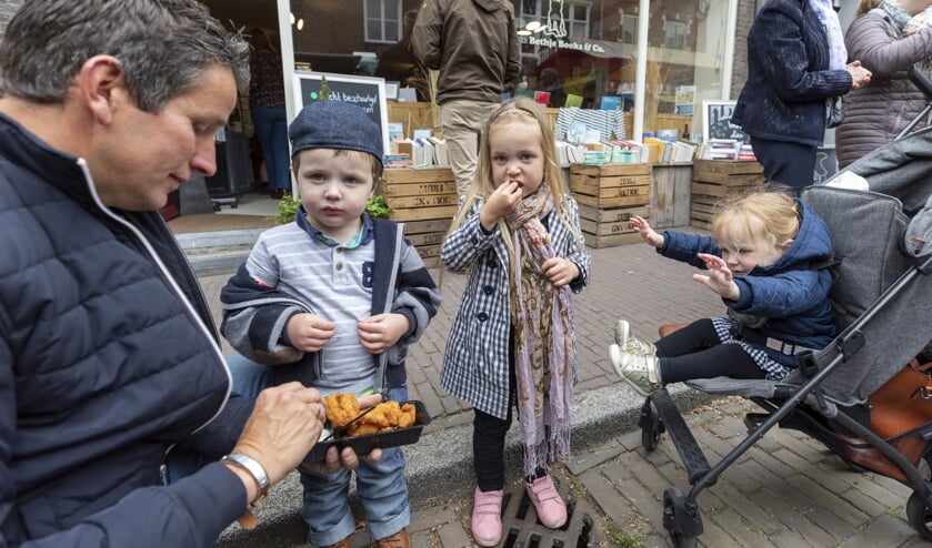 Het Woerkums kampioenschap visbakken trok weer veel bezoekers naar Woudrichem.
