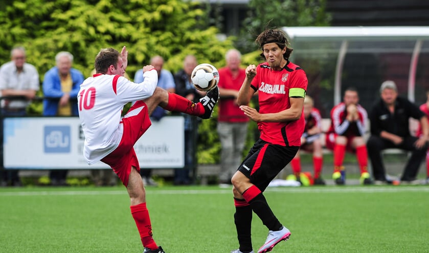 • Stolwijk in 2016 in actie tegen Gouderak, dat onlangs de overstap naar het zaterdagvoetbal maakte.