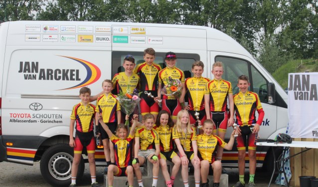 Een groepsfoto van de renners van Jan van Arckel.