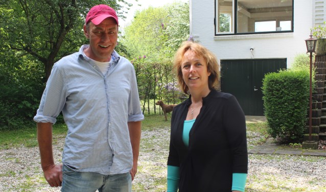 • Leo Jongenotter en Marike van Cappellen bij de voormalige Bolnes-directiewoning.