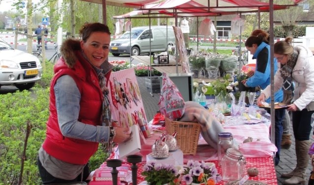 • De rommelmarkt op de parkeerplaats van de Grote Kerk.