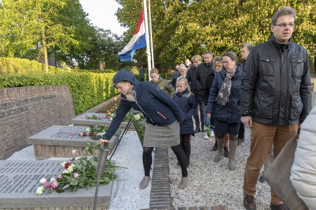 • De dodenherdenking in Wijk en Aalburg trok zaterdagavond veel bezoekers.