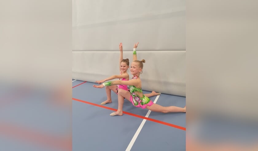• Iris en Emily (in het groene pakje).