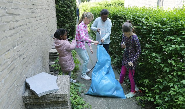 • Tijdens de opfleuractie werd ook de buurt schoongemaakt.