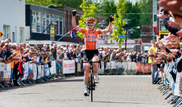 • Amy Pieters komt over de finish tijdens de Ronde van Lekkerkerk van vorig jaar.